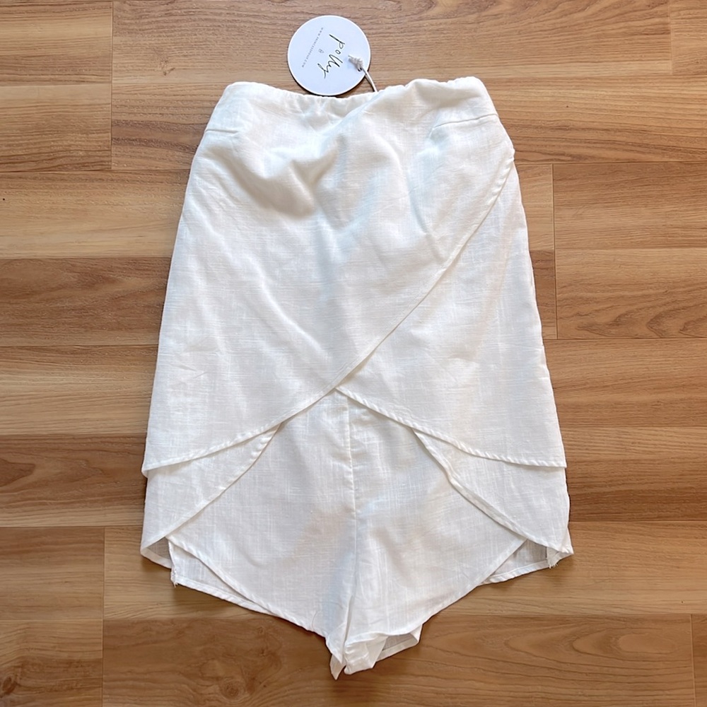 NWT POLLY Romper size 6 . White zipper back and Bow!
